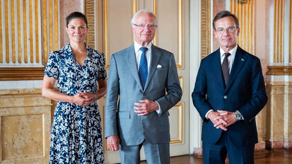 Carl XVI Gustaf et Victoria de Suède se réengagent en politique, préoccupés par la situation mondiale Carl XVI Gustaf et Victoria de Suède se réengagent en politique, préoccupés par la situation mondiale