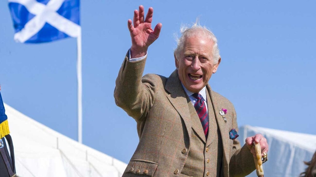 Le roi Charles III porte son tartan et passe un moment avec Lady Sarah et Samuel Chatto aux jeux écossais Le roi Charles III porte son tartan et passe un moment avec Lady Sarah et Samuel Chatto aux jeux écossais
