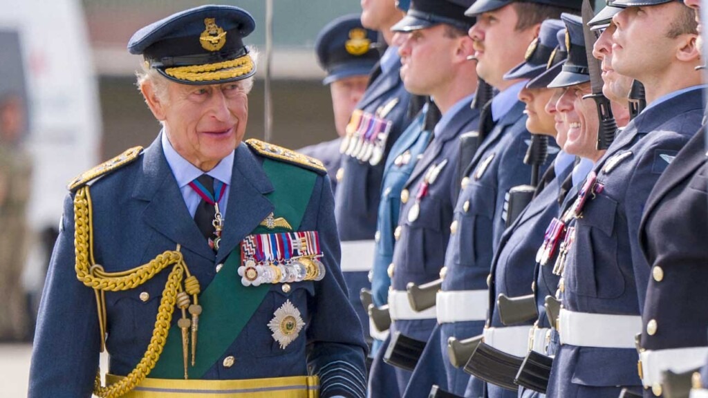 Le roi Charles III visite la plus grande base aérienne d’Écosse en uniforme de maréchal de l’air Le roi Charles III visite la plus grande base aérienne d’Écosse en uniforme de maréchal de l’air