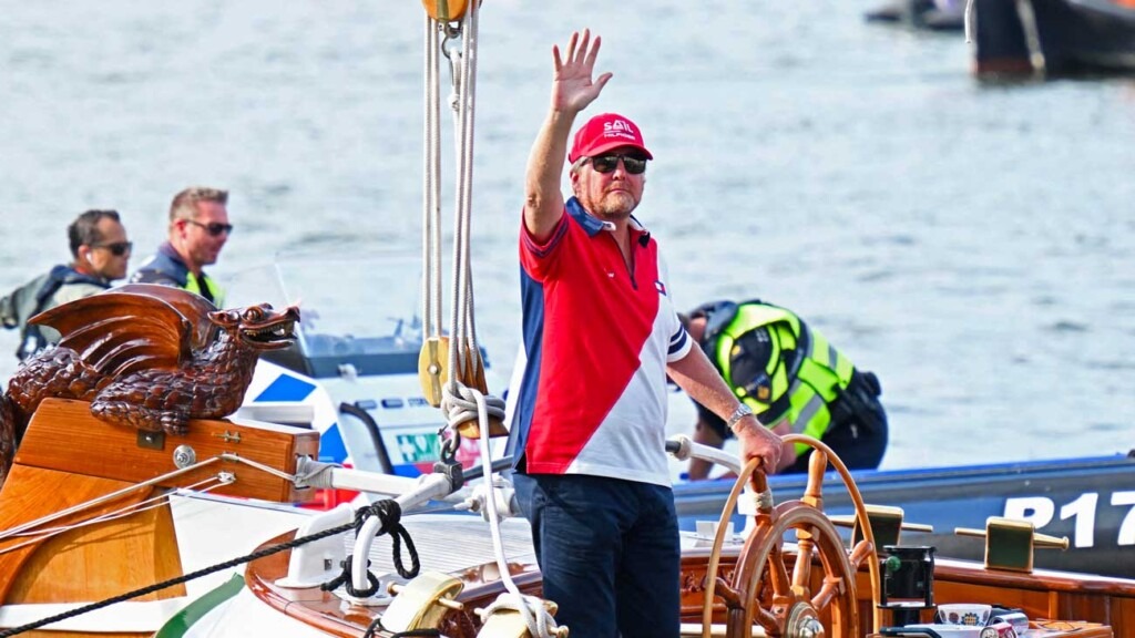 Le roi Willem-Alexander retrouve ses anciens camarades de la Marine sur le voilier de sa mère au SAIL Amsterdam Le roi Willem-Alexander retrouve ses anciens camarades de la Marine sur le voilier de sa mère au SAIL Amsterdam