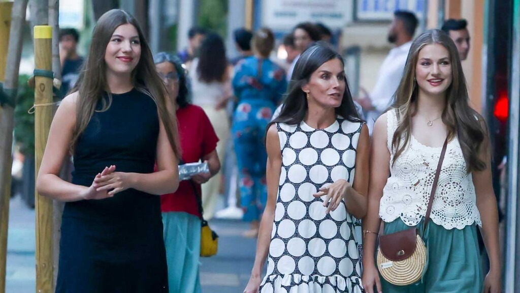 La Reine Letizia passe ses vacances à Majorque et emmène ses filles voir un film au cinéma La Reine Letizia passe ses vacances à Majorque et emmène ses filles voir un film au cinéma
