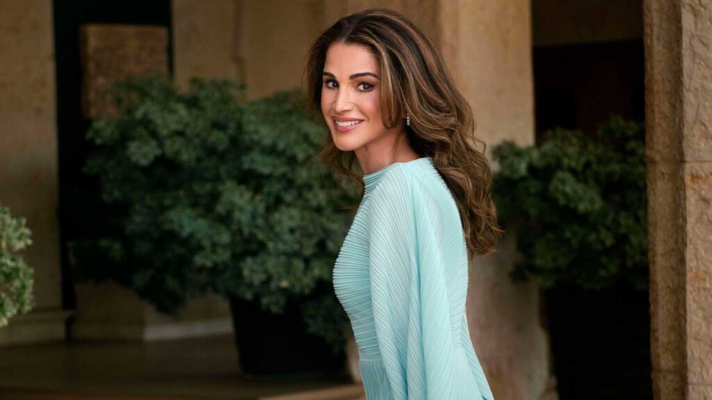 À 55 ans, la reine Rania éblouit dans une robe aux manches style kimono À 55 ans, la reine Rania éblouit dans une robe aux manches style kimono