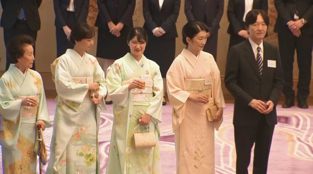 La famille impériale en kimonos pour une cérémonie du thé en l’honneur de dirigeants africains, dont le roi Mswati III La famille impériale en kimonos pour une cérémonie du thé en l’honneur de dirigeants africains, dont le roi Mswati III