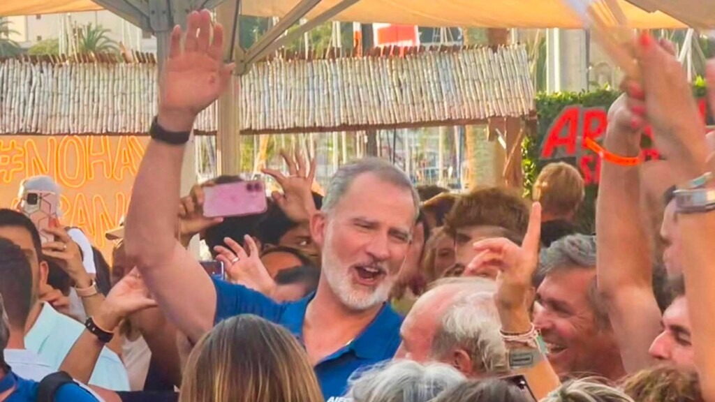 Le roi Felipe VI célèbre avec ses amis à la fin des compétitions de voile, les bras levés Le roi Felipe VI célèbre avec ses amis à la fin des compétitions de voile, les bras levés