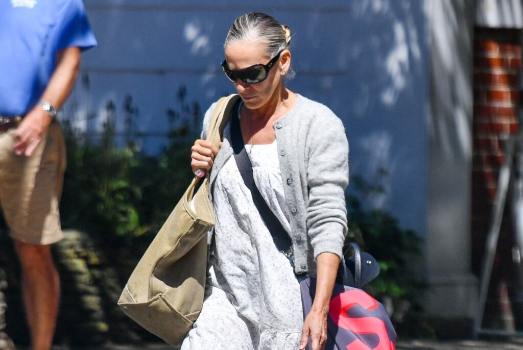 Sarah Jessica Parker vue dans les Hamptons, son style paraît vieillot et elle semble fatiguée Sarah Jessica Parker vue dans les Hamptons, son style paraît vieillot et elle semble fatiguée