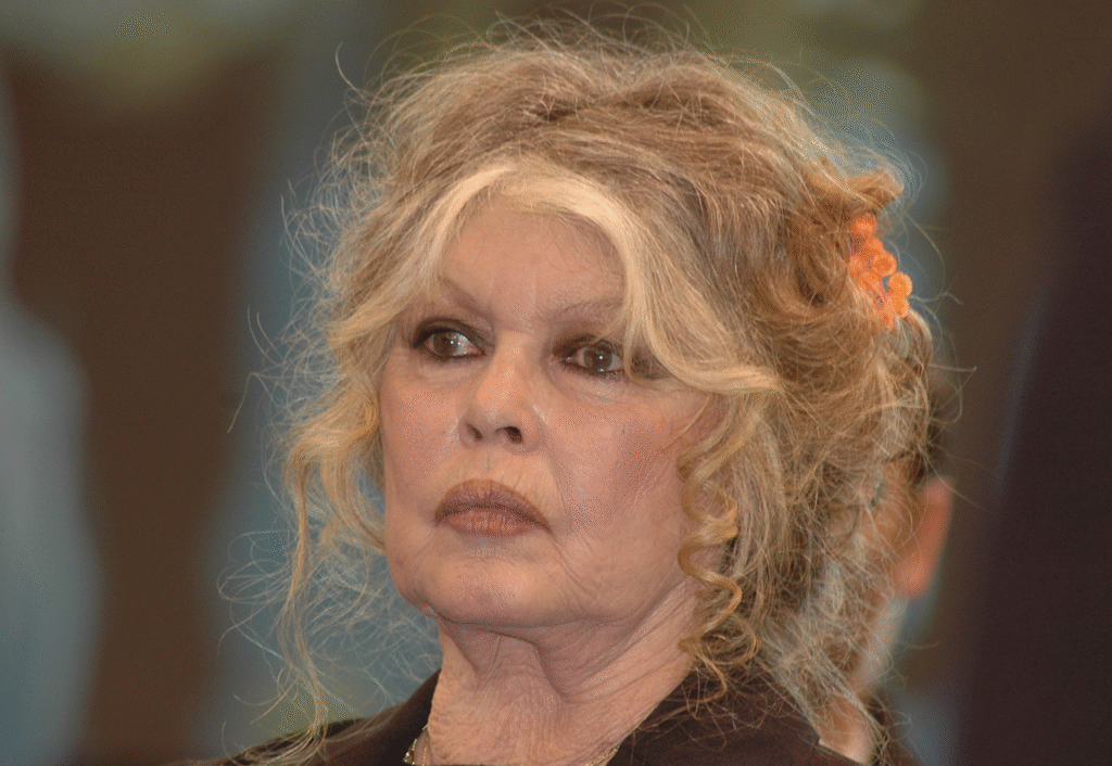 Brigitte Bardot est très peinée par la perte de ce journaliste renommé, qu’elle voyait comme son frère Brigitte Bardot est très peinée par la perte de ce journaliste renommé, qu’elle voyait comme son frère