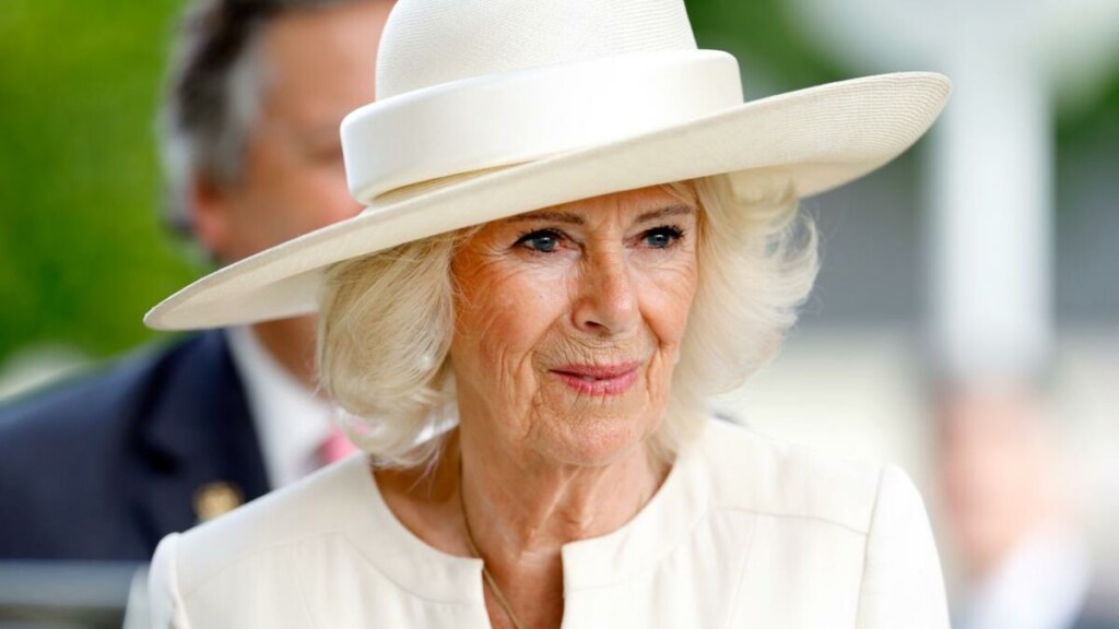 La reine d’Angleterre fait face à des attouchements et réagit courageusement à cette épreuve La reine d’Angleterre fait face à des attouchements et réagit courageusement à cette épreuve