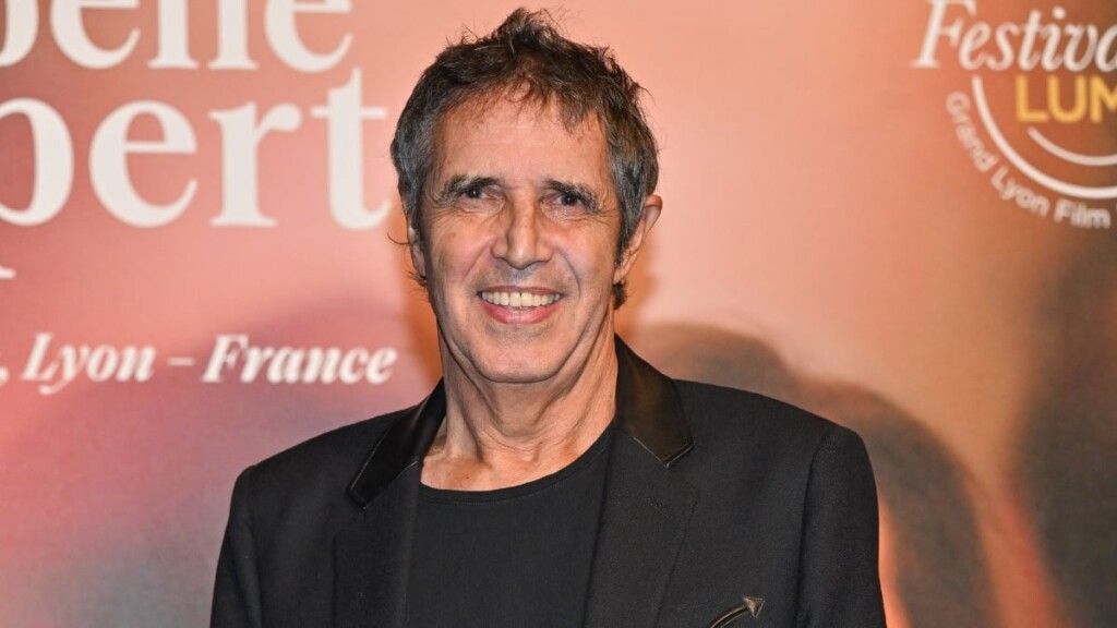 Il savait distiller des remarques acerbes avec finesse Il savait distiller des remarques acerbes avec finesse