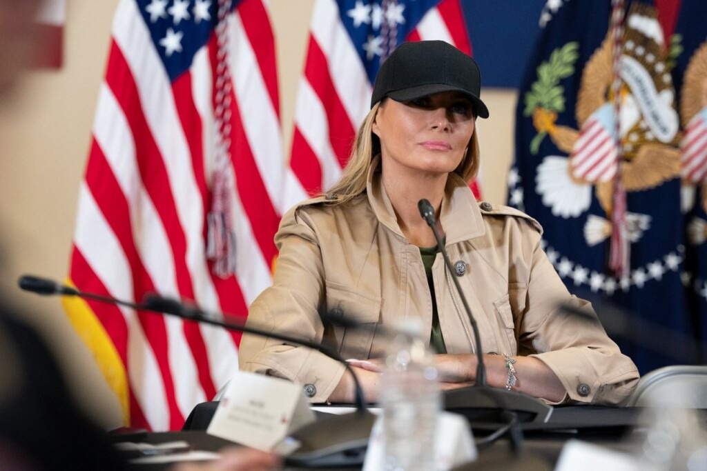 Des liens entre Melania Trump et la Russie ? Sa lettre à Poutine suscite des questions Des liens entre Melania Trump et la Russie ? Sa lettre à Poutine suscite des questions