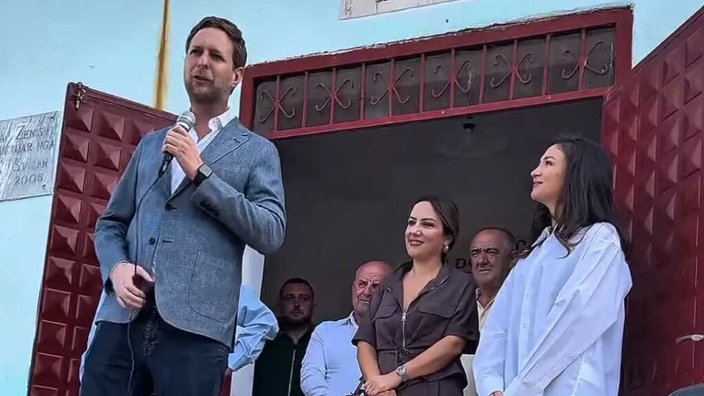 Le Prince héritier Leka et Blerta, amoureux, retournent à l’école pour distribuer des fournitures Le Prince héritier Leka et Blerta, amoureux, retournent à l’école pour distribuer des fournitures
