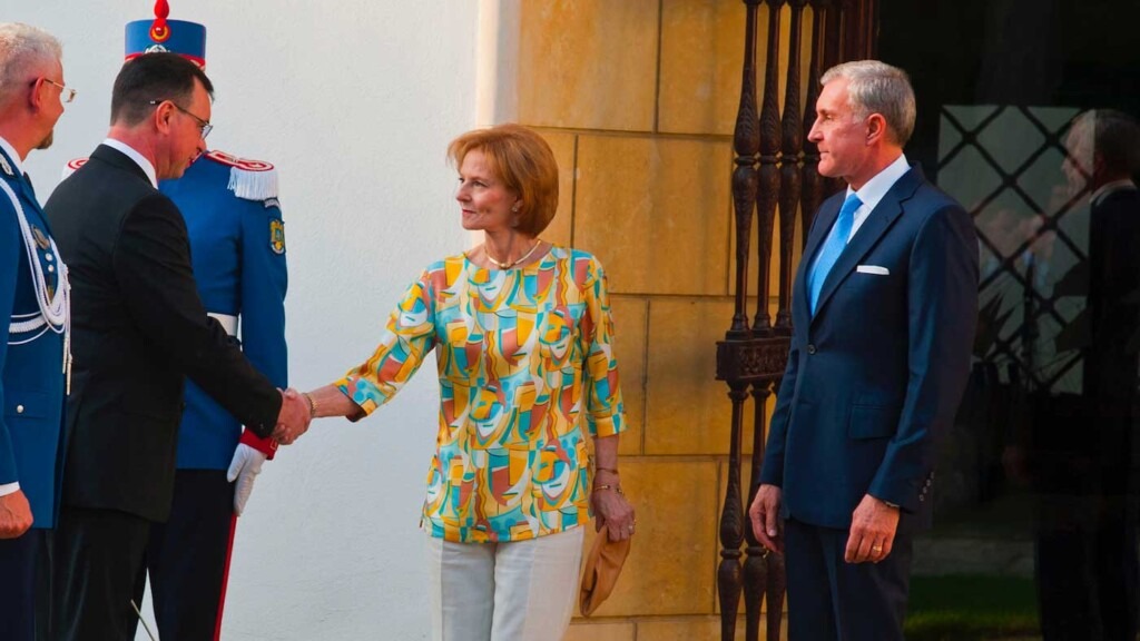 Margareta de Roumanie célèbre les 175 ans de la gendarmerie roumaine au palais Elisabeta Margareta de Roumanie célèbre les 175 ans de la gendarmerie roumaine au palais Elisabeta