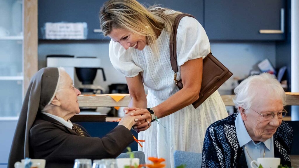 La reine Máxima visite le monastère de Veghel pour rencontrer les sœurs La reine Máxima visite le monastère de Veghel pour rencontrer les sœurs