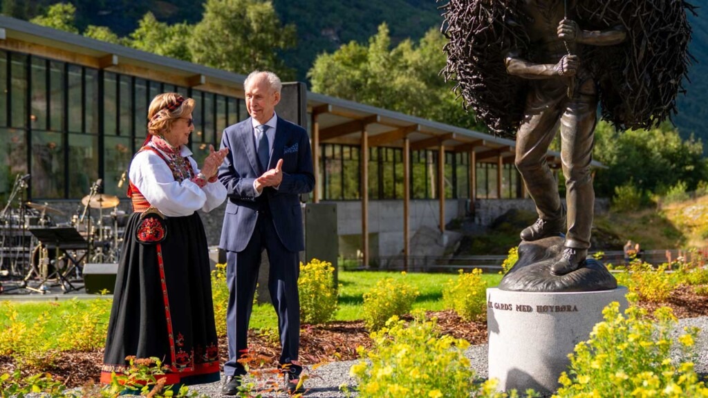 La reine Sonja inaugure un monument en l’honneur des habitants du fjord à Geiranger La reine Sonja inaugure un monument en l’honneur des habitants du fjord à Geiranger