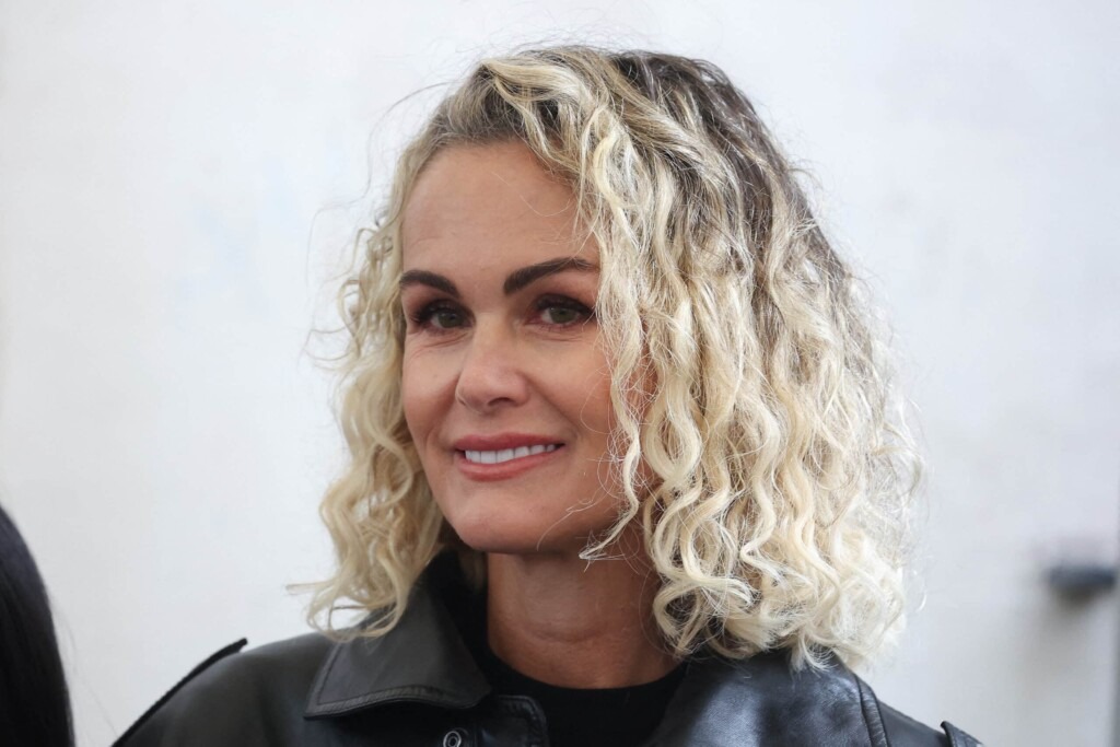 Laeticia Hallyday, le cœur en peine, tourne une page cruciale de sa vie Laeticia Hallyday, le cœur en peine, tourne une page cruciale de sa vie