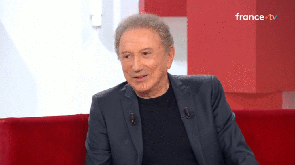 Une fan a agressé Michel Drucker en lui serrant fortement les parties génitales Une fan a agressé Michel Drucker en lui serrant fortement les parties génitales