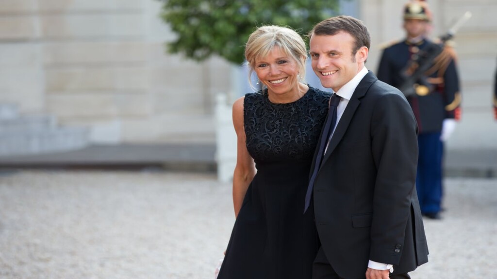 Brigitte Macron a captivé avec sa robe courte et un détail marquant lors de son arrivée à l’Élysée Brigitte Macron a captivé avec sa robe courte et un détail marquant lors de son arrivée à l’Élysée