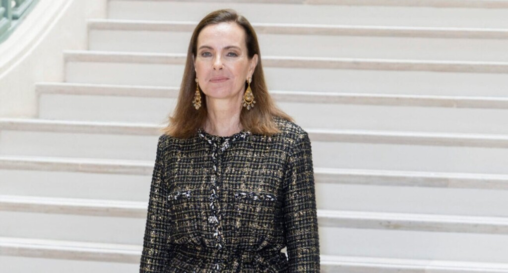 Carole Bouquet revient sur scène après son malaise, mais cette décision divise les opinions Carole Bouquet revient sur scène après son malaise, mais cette décision divise les opinions