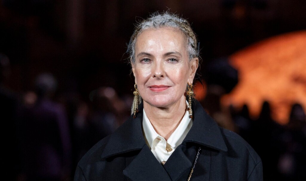 Carole Bouquet s’effondre sur scène pendant une représentation en direct Carole Bouquet s’effondre sur scène pendant une représentation en direct