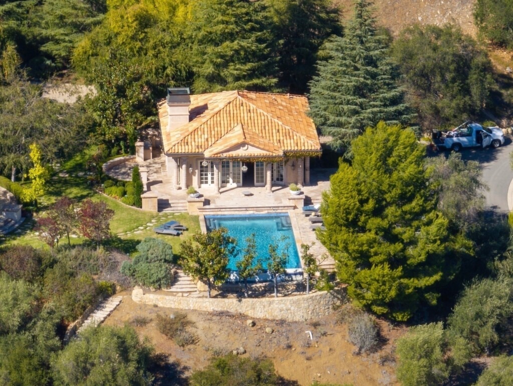 Admirez la maison incroyable de Britney Spears avec vue imprenable près de Los Angeles (photos) Admirez la maison incroyable de Britney Spears avec vue imprenable près de Los Angeles (photos)