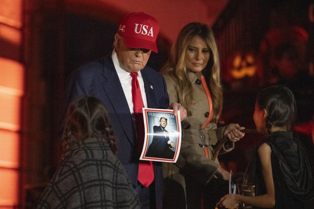 Donald et Melania Trump distribuent des bonbons d’Halloween à la Maison Blanche en costumes effrayants Donald et Melania Trump distribuent des bonbons d’Halloween à la Maison Blanche en costumes effrayants