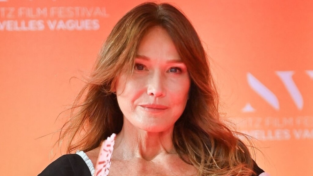 Carla Bruni, épouse de Nicolas Sarkozy, lutte contre une addiction et fume jusqu’à 40 cigarettes par jour Carla Bruni, épouse de Nicolas Sarkozy, lutte contre une addiction et fume jusqu’à 40 cigarettes par jour