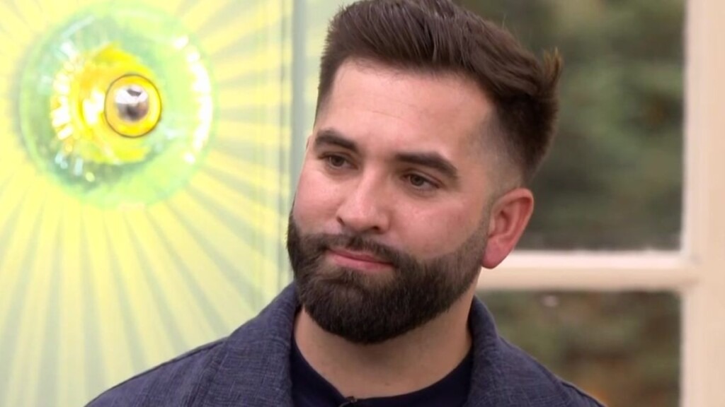 Kendji Girac arrive à la Star Academy, et son look surprend les élèves présents Kendji Girac arrive à la Star Academy, et son look surprend les élèves présents