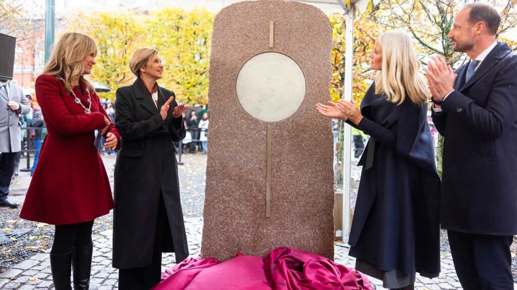 Olena Zelenska honore la reine ukrainienne Elisabeth de Norvège avec le couple héritier norvégien Olena Zelenska honore la reine ukrainienne Elisabeth de Norvège avec le couple héritier norvégien