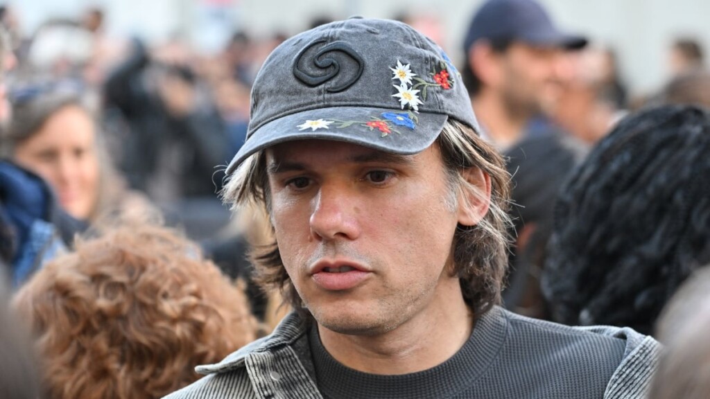 Orelsan nous accueille chez lui, dans un ancien atelier d’artiste à l’ambiance éclectique Orelsan nous accueille chez lui, dans un ancien atelier d’artiste à l’ambiance éclectique