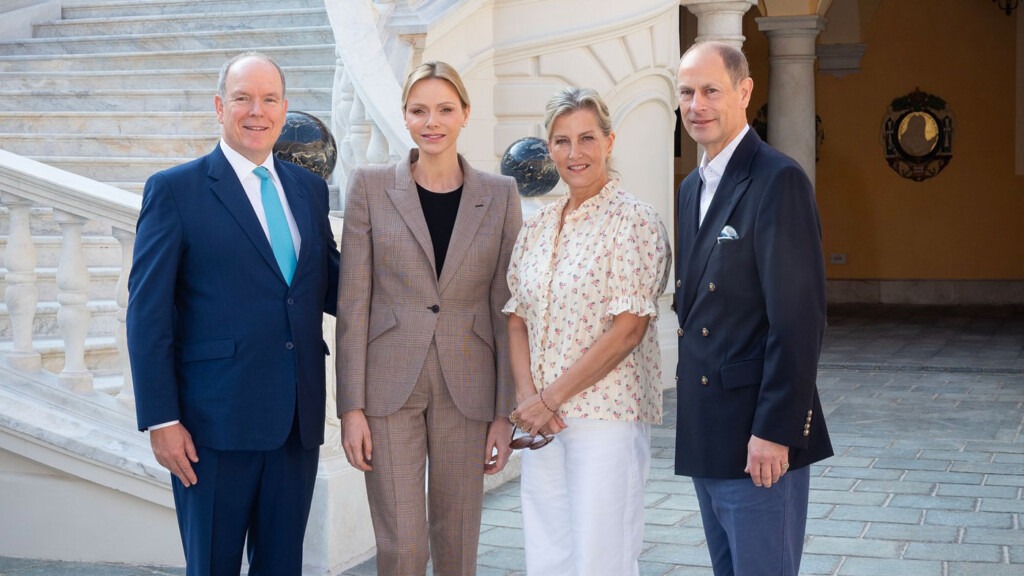 Le prince Albert II et la princesse Charlène accueillent le duc et la duchesse d’Édimbourg à Monaco Le prince Albert II et la princesse Charlène accueillent le duc et la duchesse d’Édimbourg à Monaco