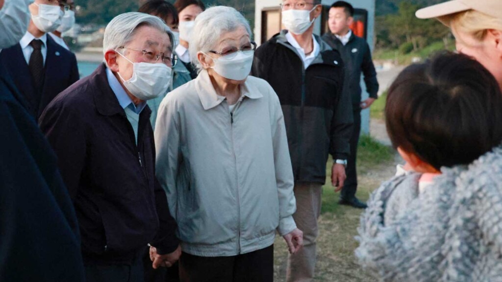 L’ancien empereur Akihito et son épouse se baladent main dans la main sur la plage de Hayama L’ancien empereur Akihito et son épouse se baladent main dans la main sur la plage de Hayama