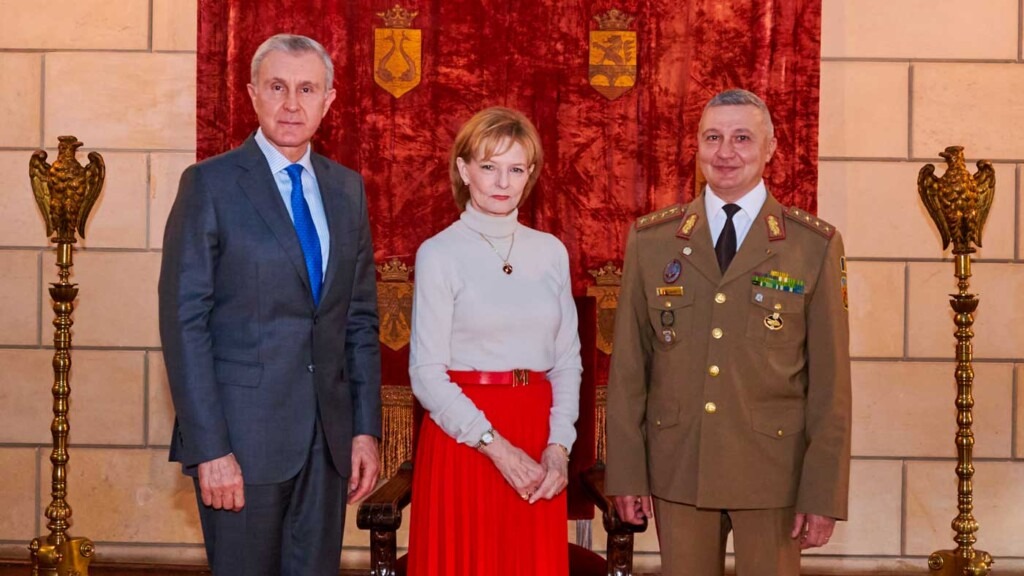 Margareta de Roumanie reçoit le chef d’état-major des forces armées Margareta de Roumanie reçoit le chef d’état-major des forces armées