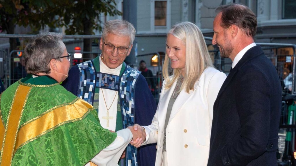 L’église de Norvège présente ses excuses aux homosexuels, avec le prince Haakon et la princesse Mette-Marit L’église de Norvège présente ses excuses aux homosexuels, avec le prince Haakon et la princesse Mette-Marit