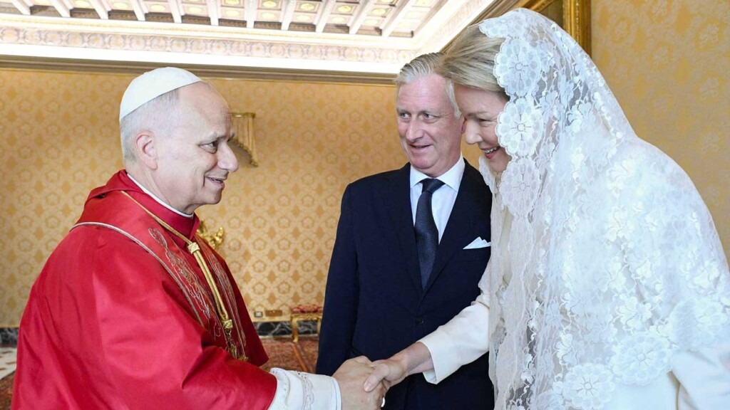 La reine Mathilde en blanc accompagne le roi Philippe pour rencontrer le pape Léon XIV au Vatican La reine Mathilde en blanc accompagne le roi Philippe pour rencontrer le pape Léon XIV au Vatican
