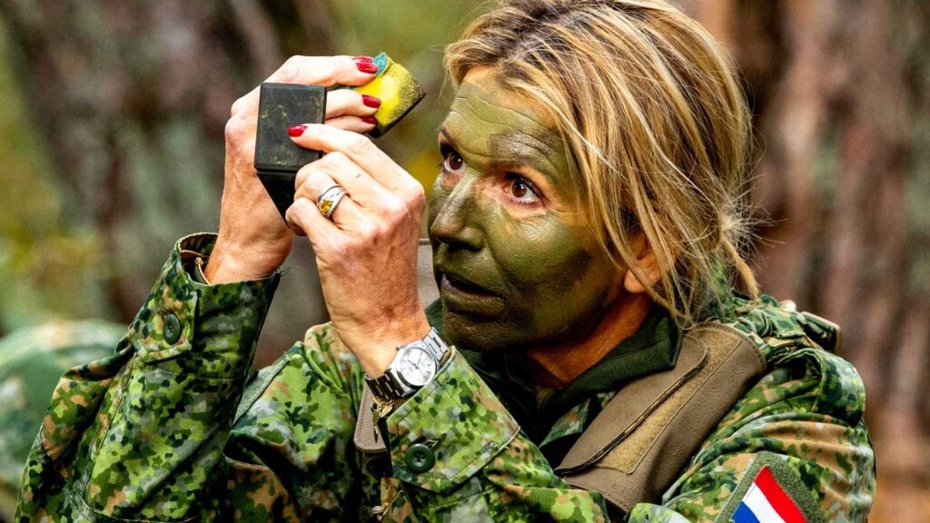 La reine Máxima s’entraîne avec les nouvelles recrues de la Maréchaussée royale lors de deux bivouacs La reine Máxima s’entraîne avec les nouvelles recrues de la Maréchaussée royale lors de deux bivouacs