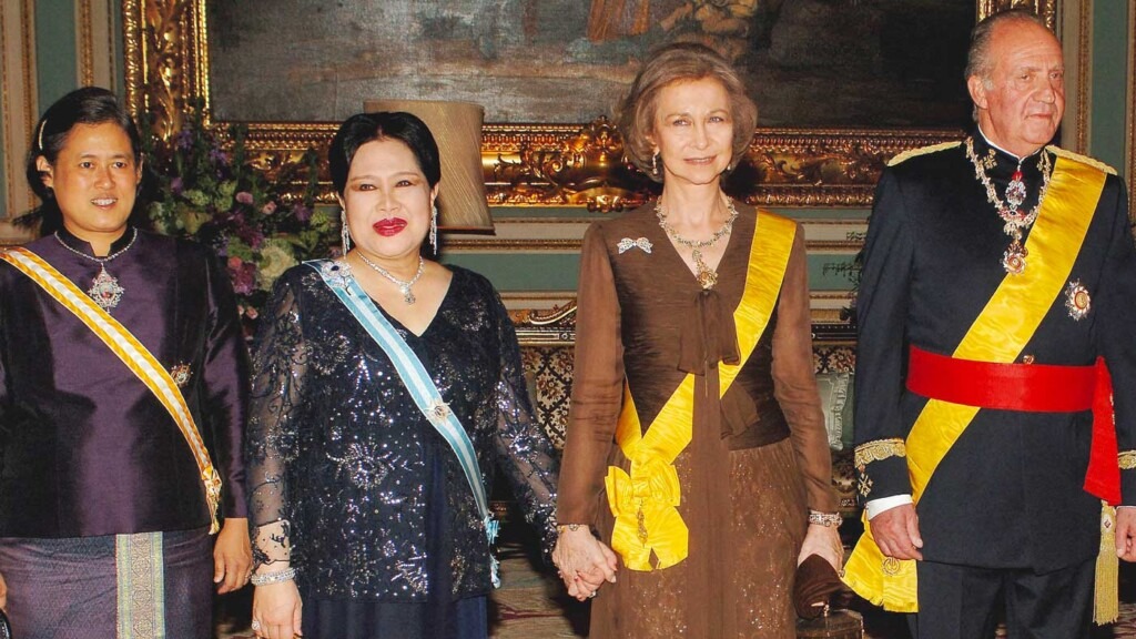 Pour honorer leur amitié, la reine Sofia écrit un message dans le livre de condoléances en Thaïlande Pour honorer leur amitié, la reine Sofia écrit un message dans le livre de condoléances en Thaïlande