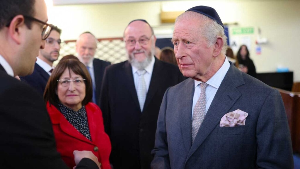 Le roi Charles III visite les survivants de l’attaque à la synagogue près de Manchester Le roi Charles III visite les survivants de l’attaque à la synagogue près de Manchester