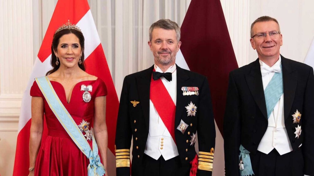 En Lettonie, le roi Frederik X et la reine Mary resplendissent en rouge et blanc avec un diadème En Lettonie, le roi Frederik X et la reine Mary resplendissent en rouge et blanc avec un diadème