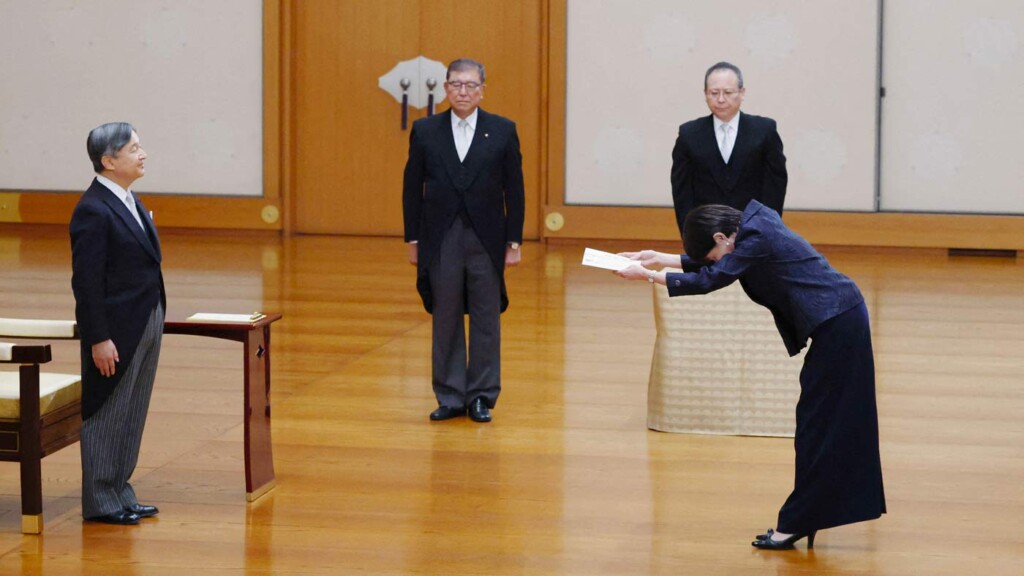 L’empereur Naruhito assiste au serment de la première femme devenue Première ministre du Japon L’empereur Naruhito assiste au serment de la première femme devenue Première ministre du Japon