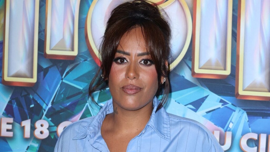 Amel Bent, fière de sa double nationalité, subit des attaques racistes Amel Bent, fière de sa double nationalité, subit des attaques racistes