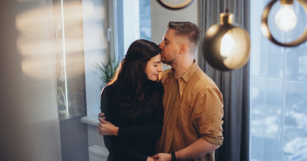 Un baiser sur le front exprime la connexion du couple : rapide, spontané et souvent inconscient Un baiser sur le front exprime la connexion du couple : rapide, spontané et souvent inconscient