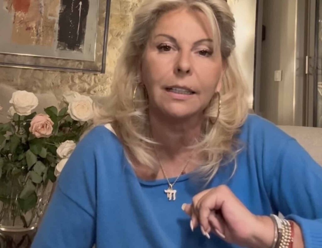Caroline Margeridon s’exprime sur la polémique du pendentif hébreu flouté sur France 2 : je préfère vous parler directement Caroline Margeridon s’exprime sur la polémique du pendentif hébreu flouté sur France 2 : je préfère vous parler directement