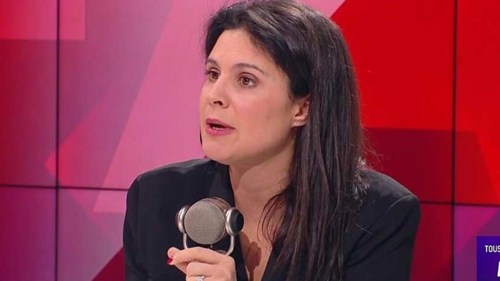 À 45 ans, Apolline de Malherbe séduit en jupe fendue en cuir et bas résille, unanime admiration À 45 ans, Apolline de Malherbe séduit en jupe fendue en cuir et bas résille, unanime admiration