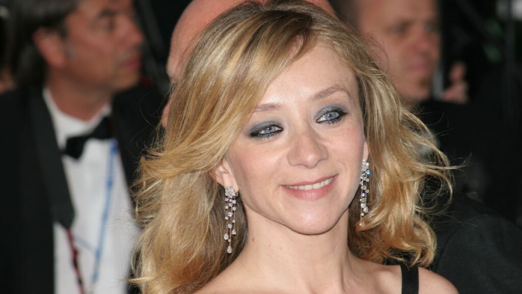 Sylvie Testud retrouve son père dans une scène théâtrale émouvante Sylvie Testud retrouve son père dans une scène théâtrale émouvante