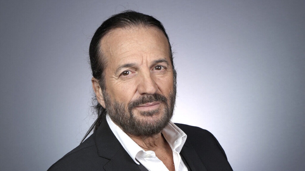 Un chroniqueur télé révèle des informations étonnantes sur Francis Lalanne Un chroniqueur télé révèle des informations étonnantes sur Francis Lalanne