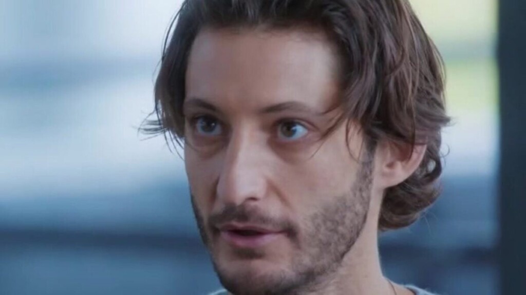 Pierre Niney déstabilisé en interview par une question sur des relations avec une autre personne Pierre Niney déstabilisé en interview par une question sur des relations avec une autre personne