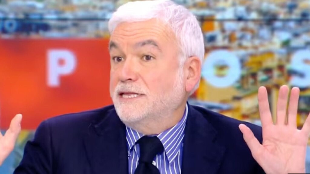 Quel manque de tact : il se mouche en direct et fait l’inimaginable Quel manque de tact : il se mouche en direct et fait l’inimaginable