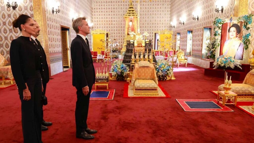Le prince Emmanuel-Philibert rend hommage à la reine Sirikit dans la salle du trône à Bangkok Le prince Emmanuel-Philibert rend hommage à la reine Sirikit dans la salle du trône à Bangkok