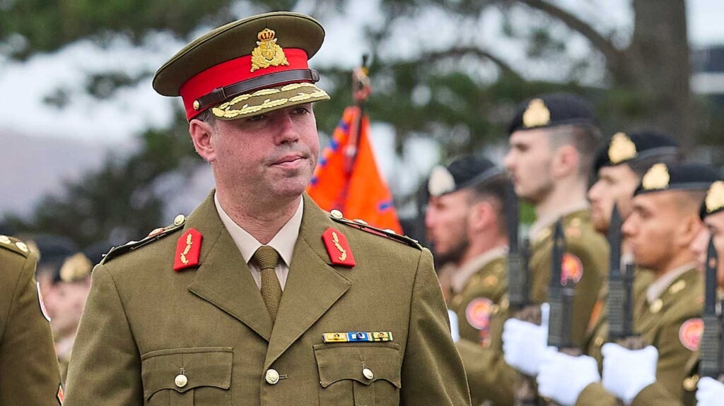 Le Grand-Duc Guillaume dévoile le nouveau drapeau de l’armée luxembourgeoise Le Grand-Duc Guillaume dévoile le nouveau drapeau de l’armée luxembourgeoise