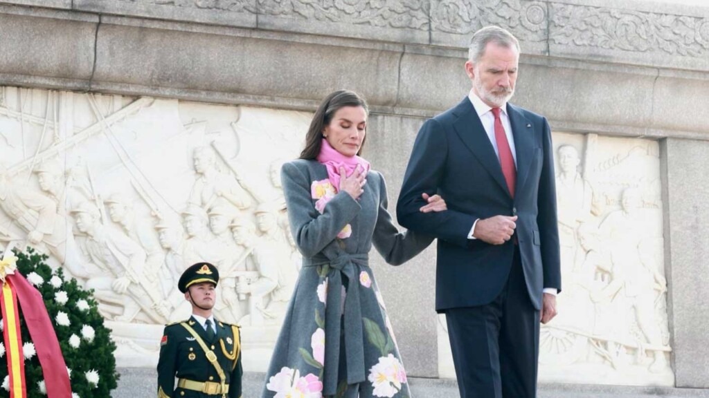 Le roi Felipe VI et la reine Letizia ont déposé une gerbe de fleurs sur la place Tian’anmen à Pékin Le roi Felipe VI et la reine Letizia ont déposé une gerbe de fleurs sur la place Tian’anmen à Pékin