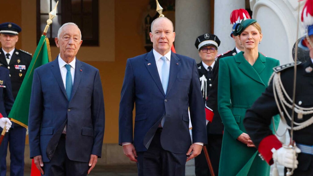 Le prince Albert II et la princesse Charlène accueillent le président du Portugal à Monaco Le prince Albert II et la princesse Charlène accueillent le président du Portugal à Monaco